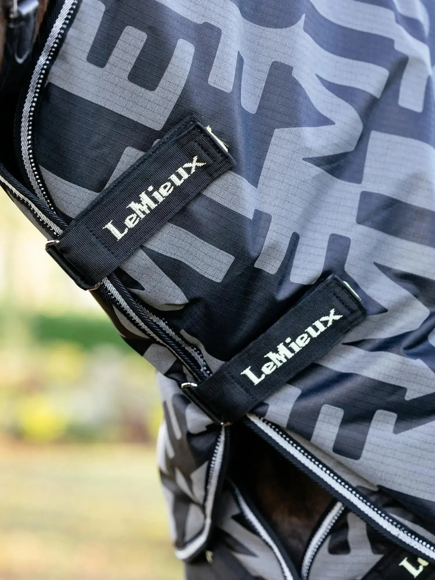 LeMieux Arika Reflective 200g Turnout Rug Black - Image 8