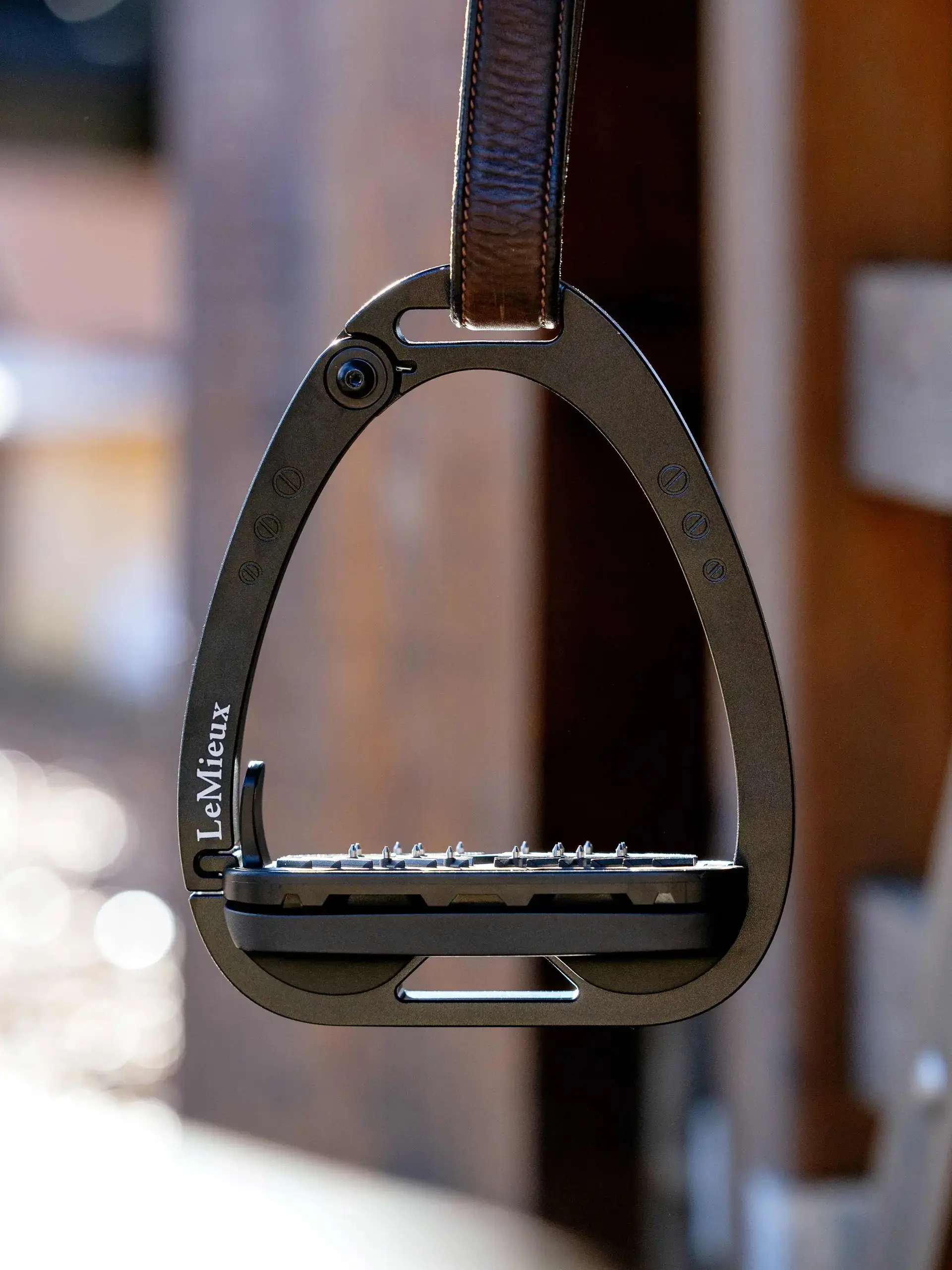 LeMieux Vector Balance Stirrup Black - Image 2