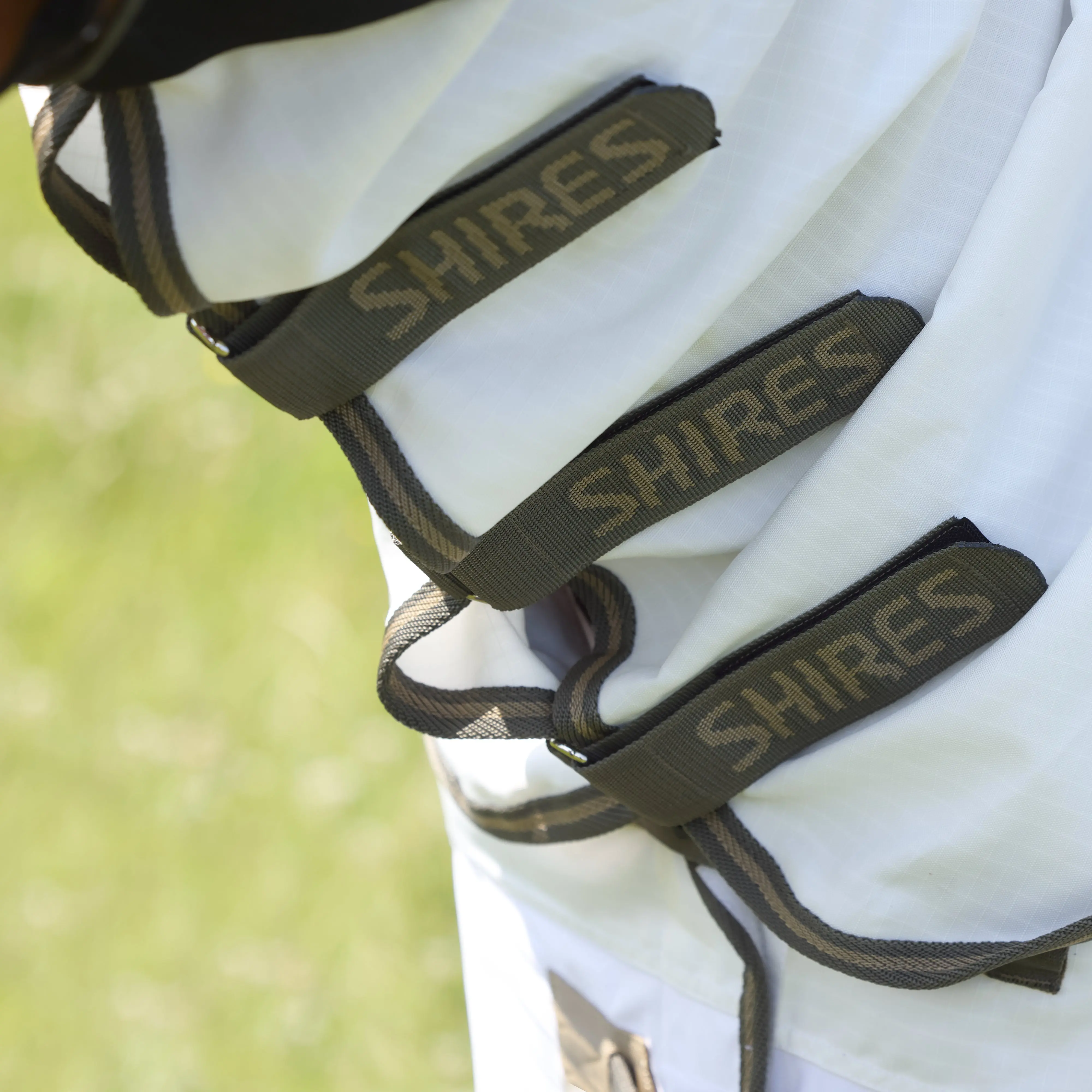 Shires Highlander Plus White Sun Shade Fly Combo Rug - Image 4