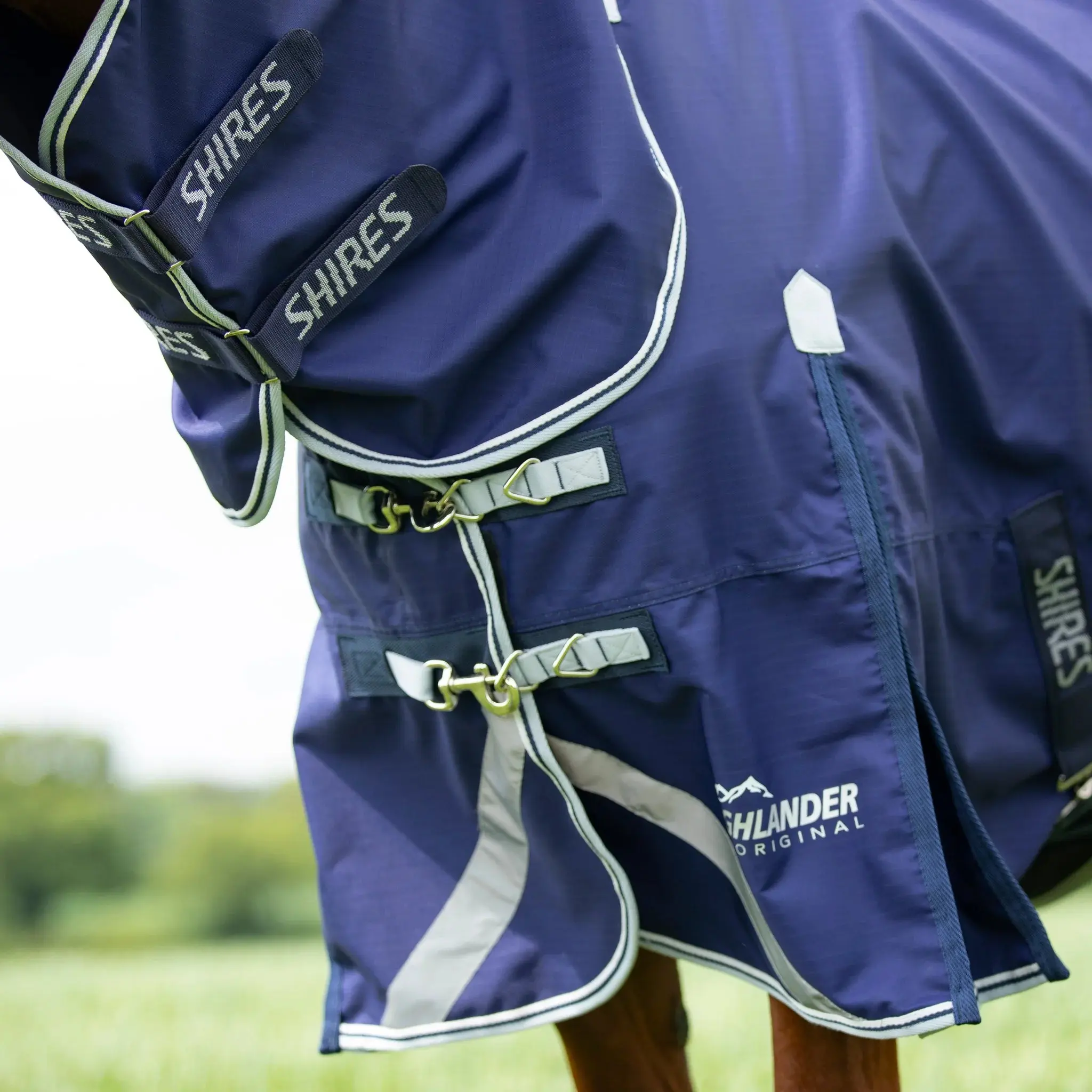 Shires Navy Highlander Original Lite Turnout Combo Rug - Image 3