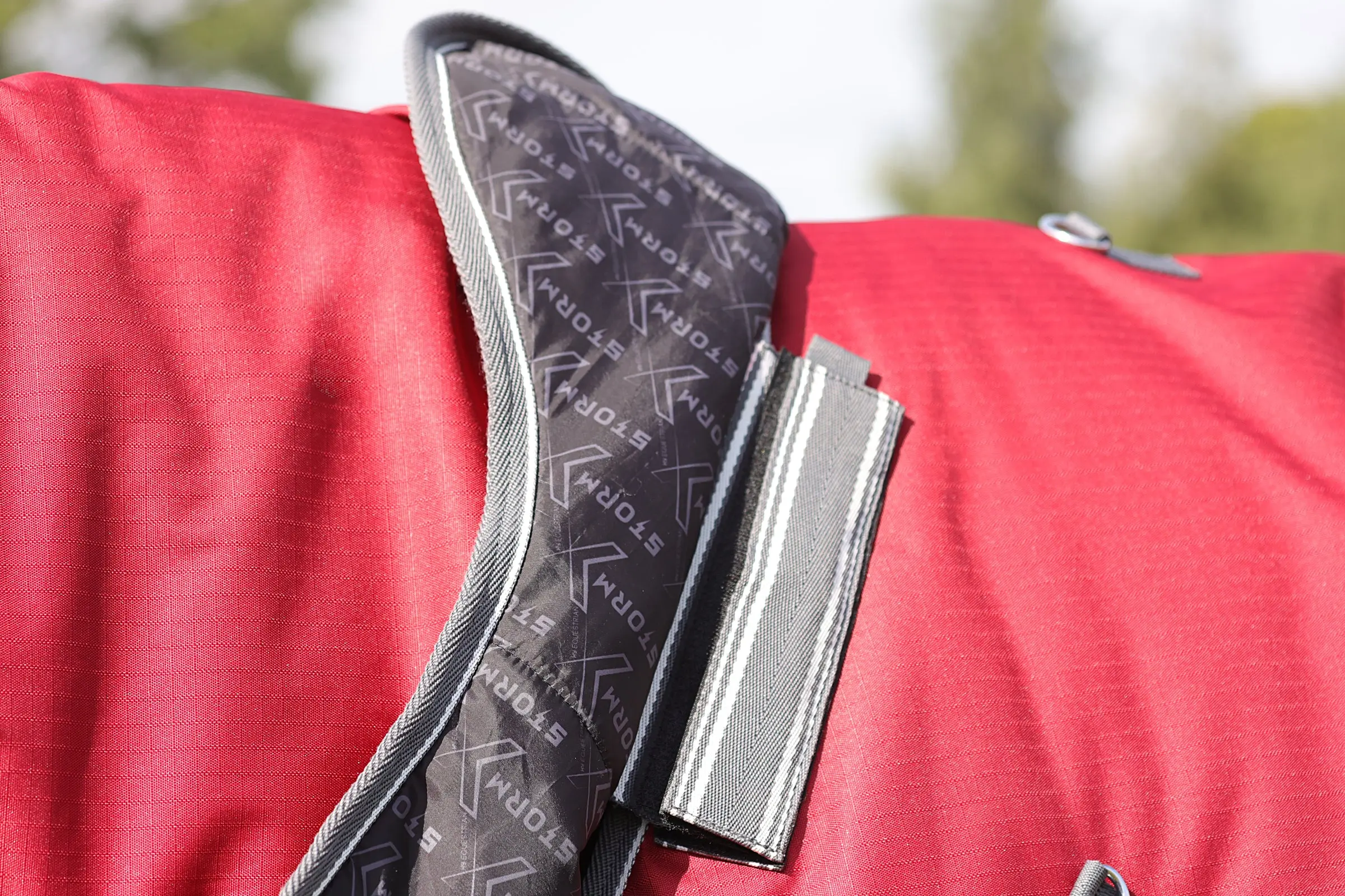 StormX Empra 200 Turnout Rug with Detachable Neck - Image 4